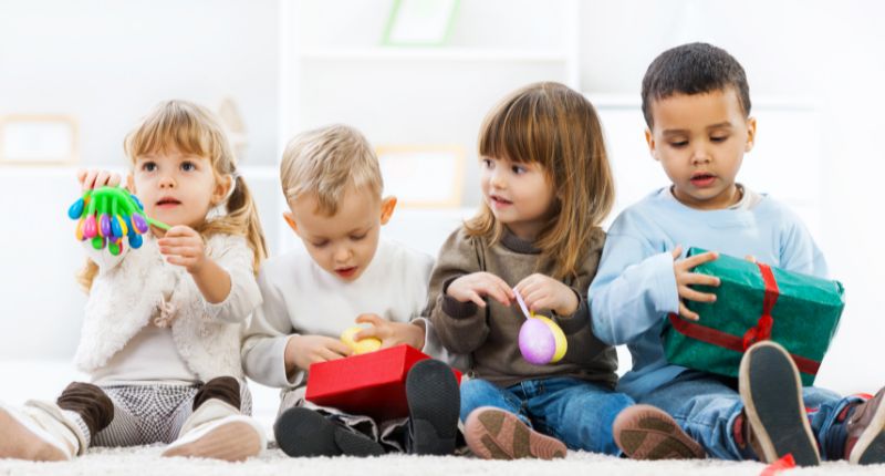 Des enfants ouvrent des cadeaux de Noël