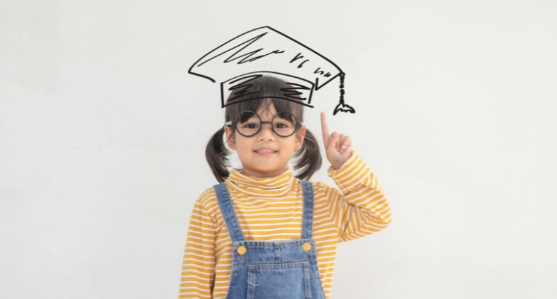Une enfant avec un chapeau de diplômé dessiné sur sa tête