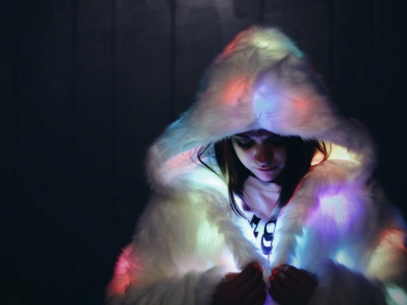 une jeune fille dans une couverture lumineuse 