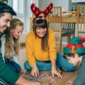 Une famille ouvre ses cadeaux de Noël