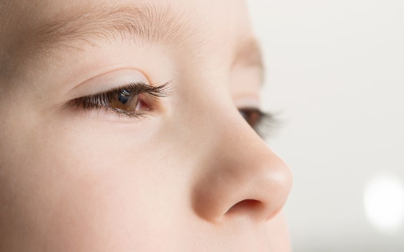 Gros plan sur les yeux d'un enfant