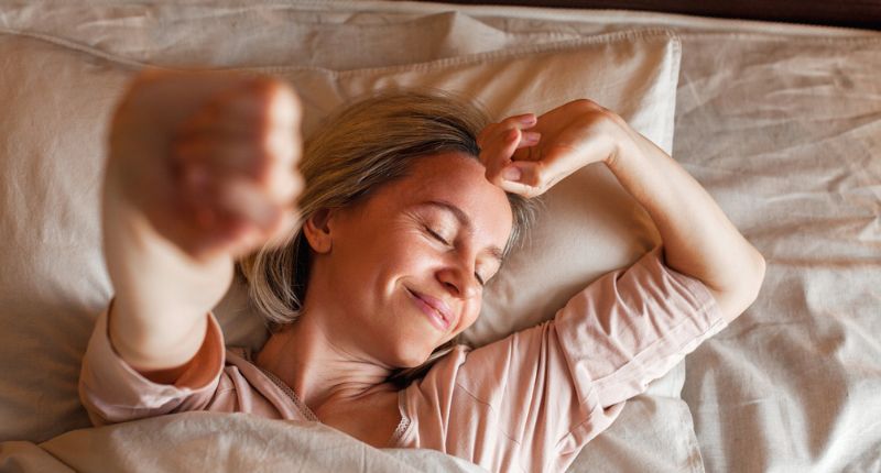 Une femme se réveille et s'étire