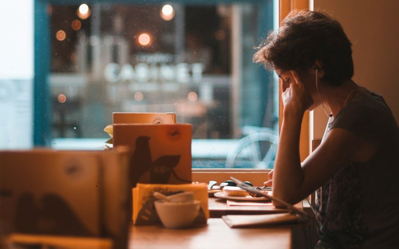 Une personne est concentrée sur sa tablette