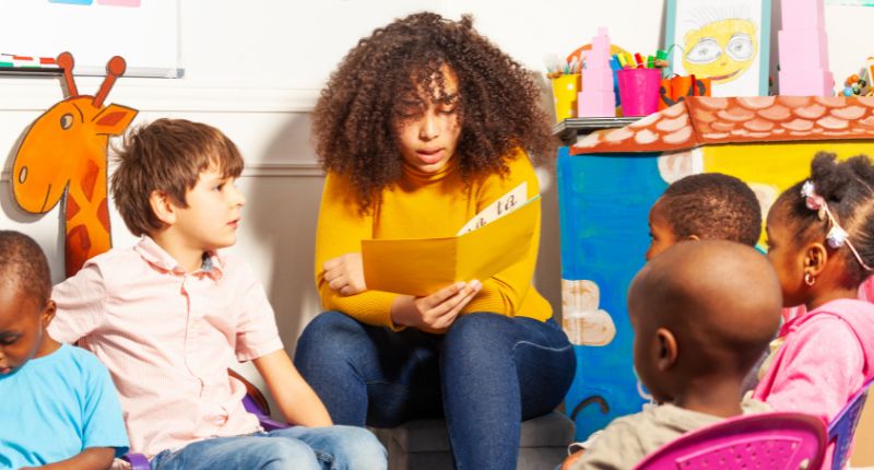 Une enseignante lit à ses élèves