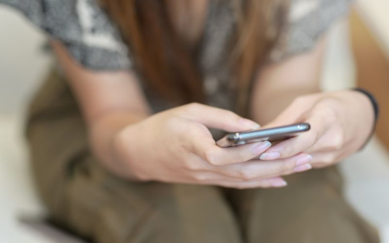 Une jeune femme sur son téléphone