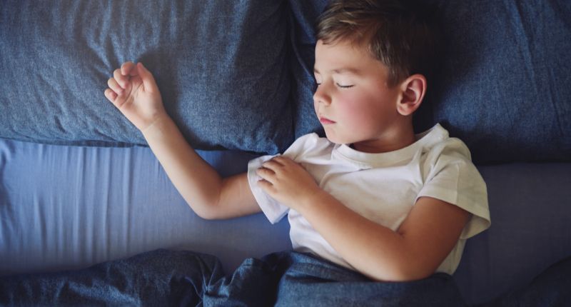 Un enfant dort profondément