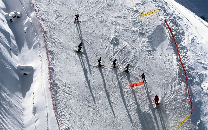 Des skieurs sur une piste