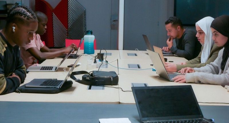 Un groupe de jeunes qui travaille