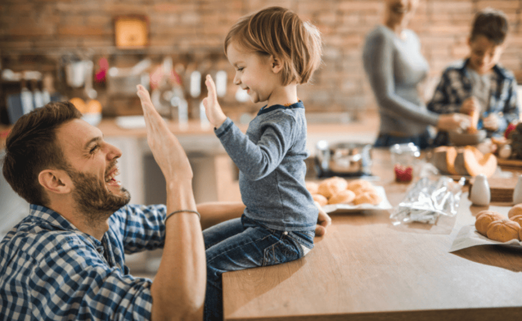 Enfant et son père qui se tapent dans les mains