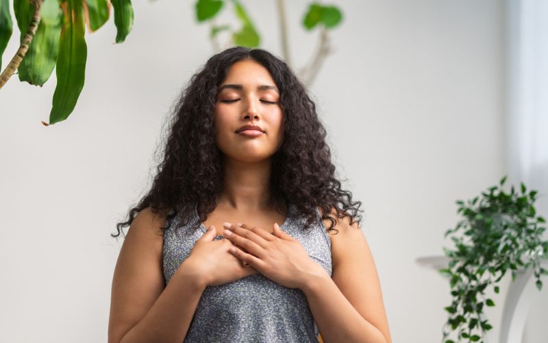 Femme qui pratique un exercice de respiration