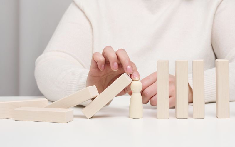 Image de domino pour illustrer des parcours de vies difficiles