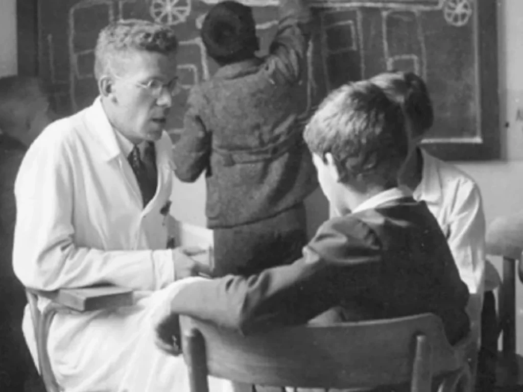 Image d'archive de Hans Asperger diagnostiquant un enfant autiste