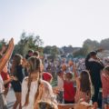 Enfants et foule lors d'un festival en été
