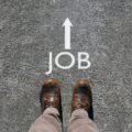 Image montrant des chaussures et au sol et écrit JOB avec un flèche vers l'avant