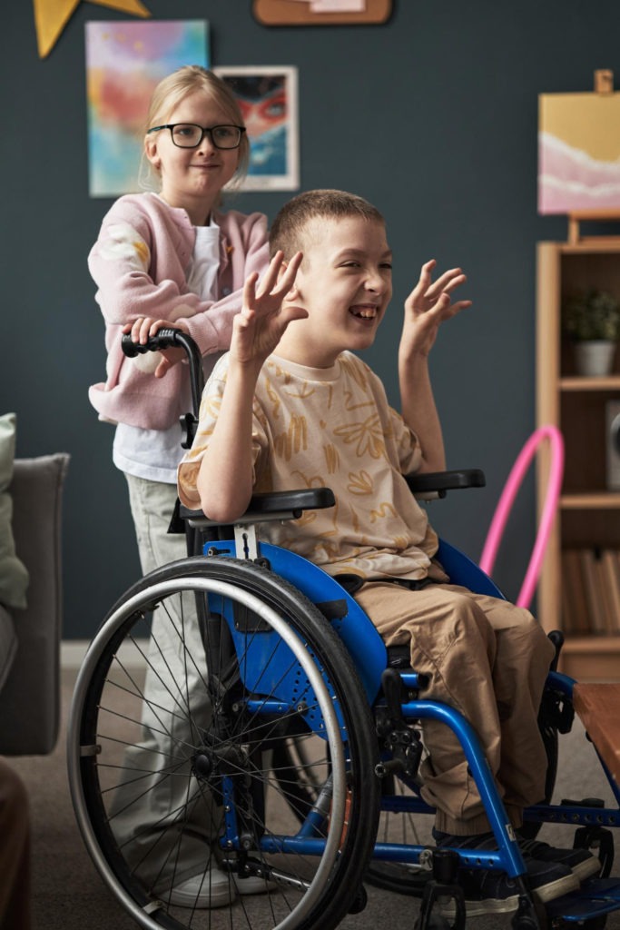 Enfant en fauteuil joyeux