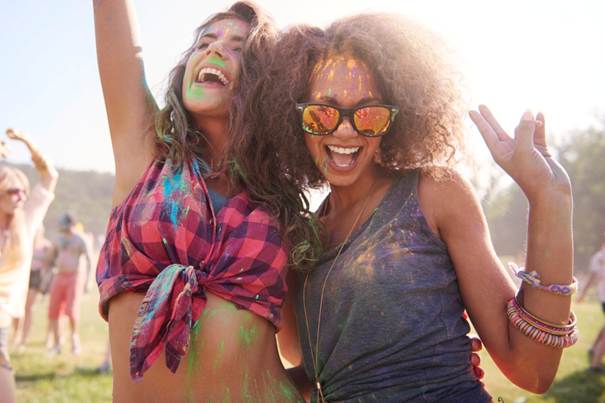 Deux personnes en festival d'été au soleil qui s'amusent