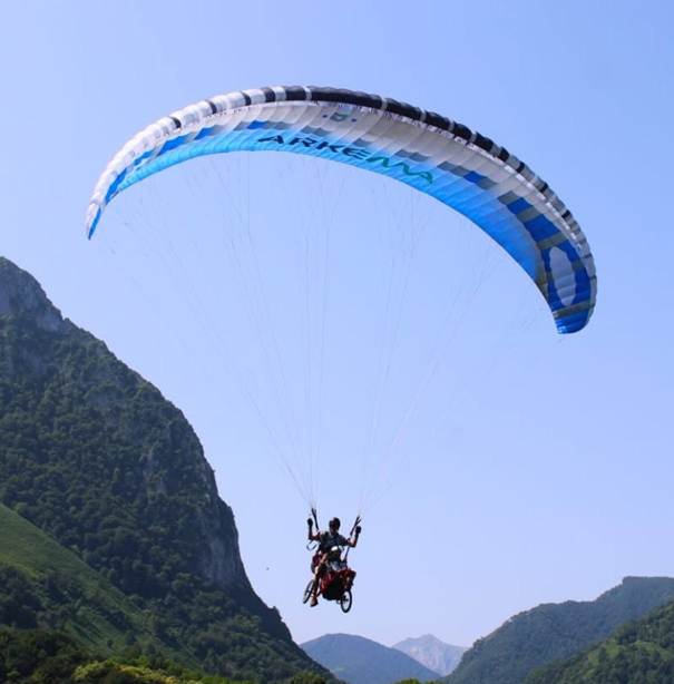 Image issue du compte Instagram d'AFG Autisme montrer la baptême en parapente d'une personne autiste