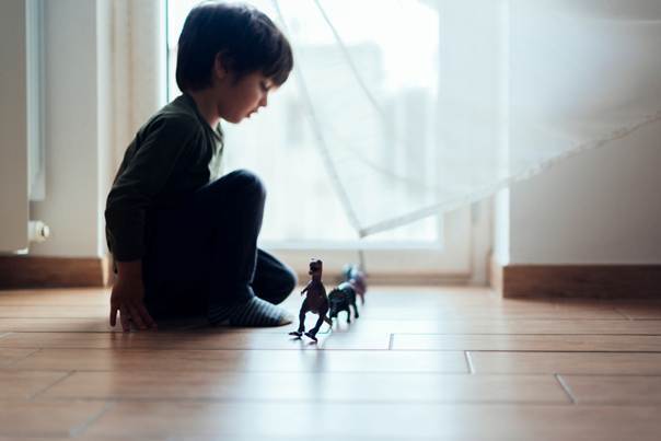 Enfant jouant avec des figurines dans sa chambre