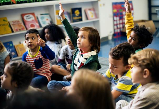 Enfants heureux dans une salle de classe