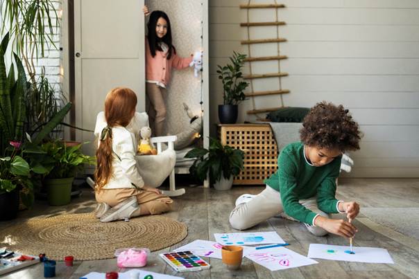Enfants jouant dans une chambre cosy