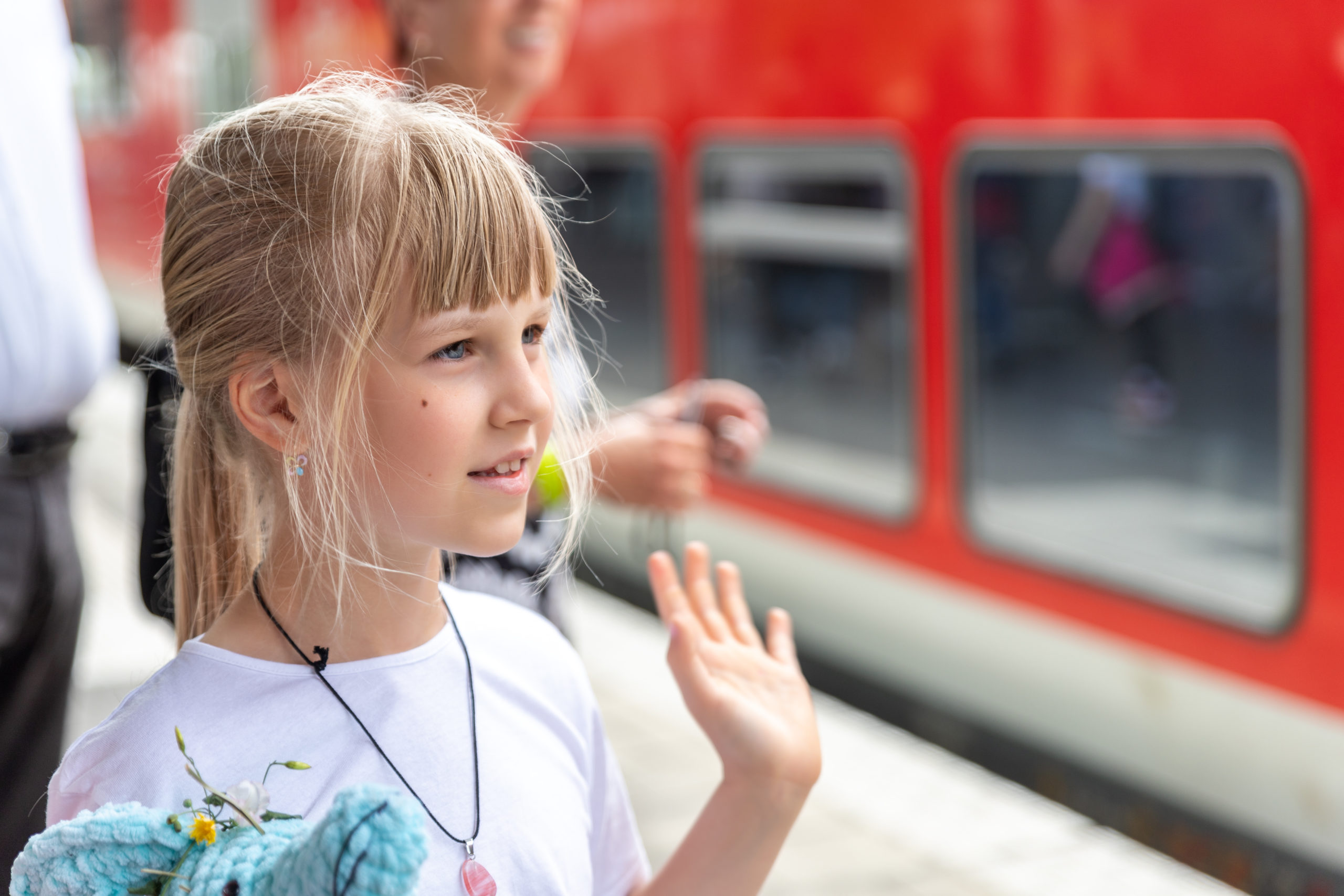 Une jeune fille sur le quai d'une gare