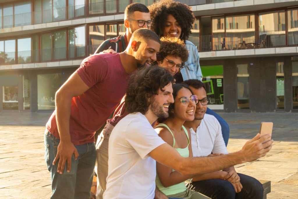 Groue d'étudiant·es devant leur université