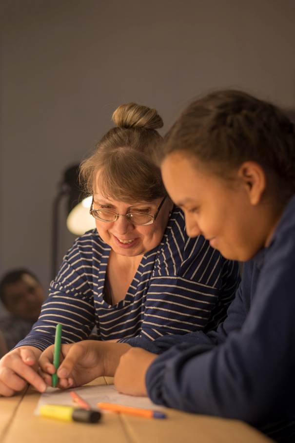Image d'une mère à un bureau avec son enfant pour la préparer à la rentrée au collège