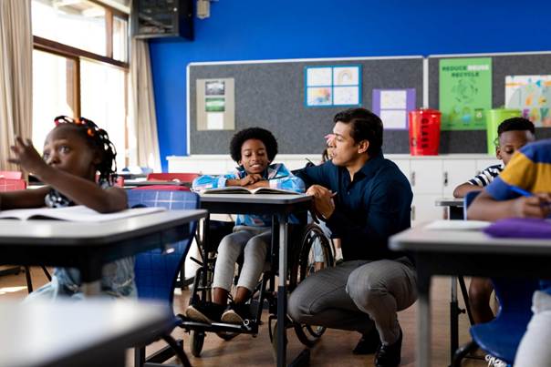 Image d'une rentrée au collège en classe avec des enfants divers dont un est en fauteuil roulant