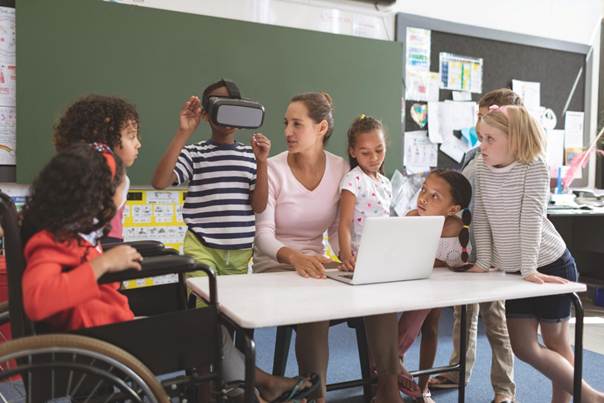 Image d'une salle de classe de collège avec des enfants dont une est en fauteuil