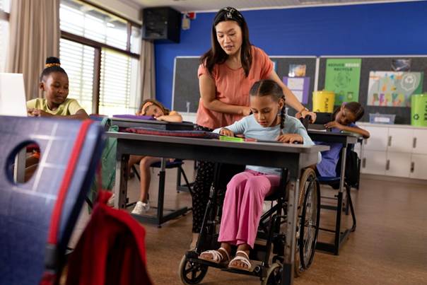 Image d'une rentrée au collège en classe avec des enfants divers dont un est en fauteuil roulant