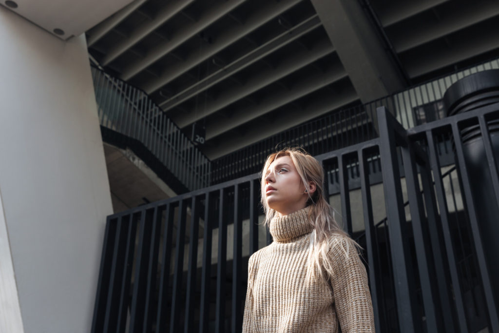 Femme devant un bâtiment