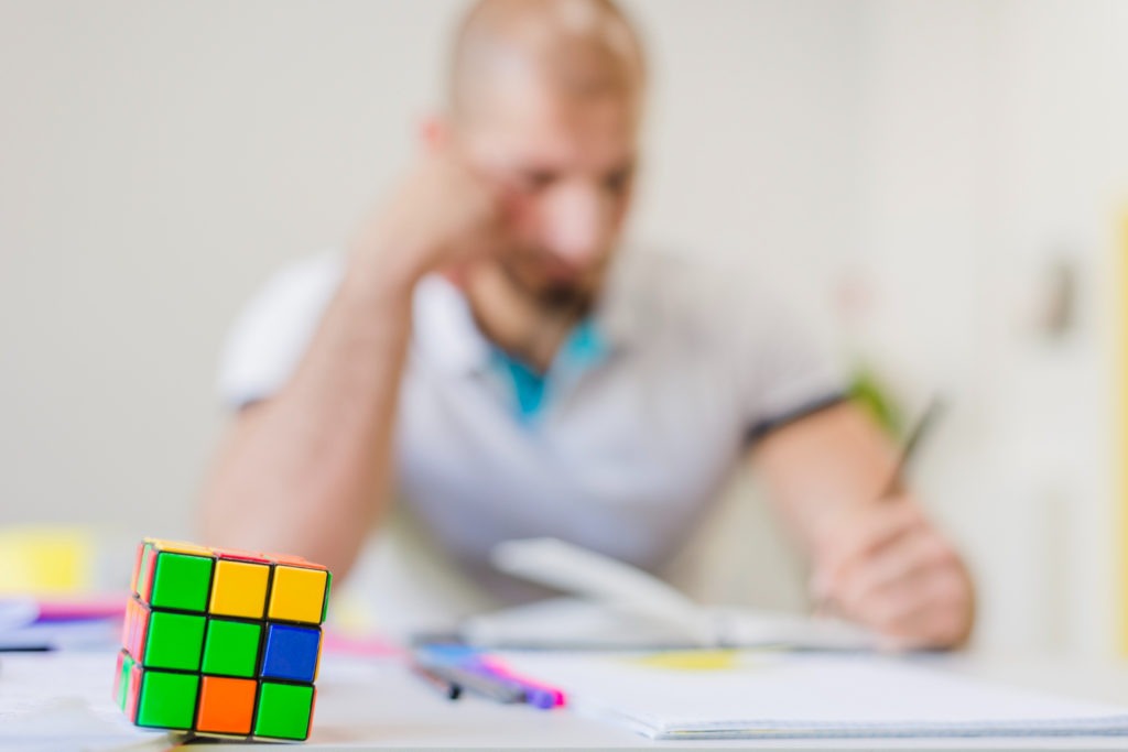 Rubikscube et travailleur en fond