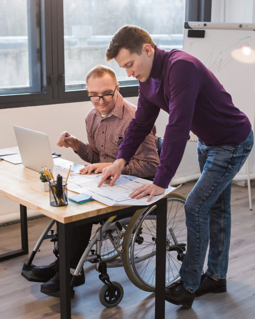 Personne en situation de handicap au travail avec besoin d'aménagements