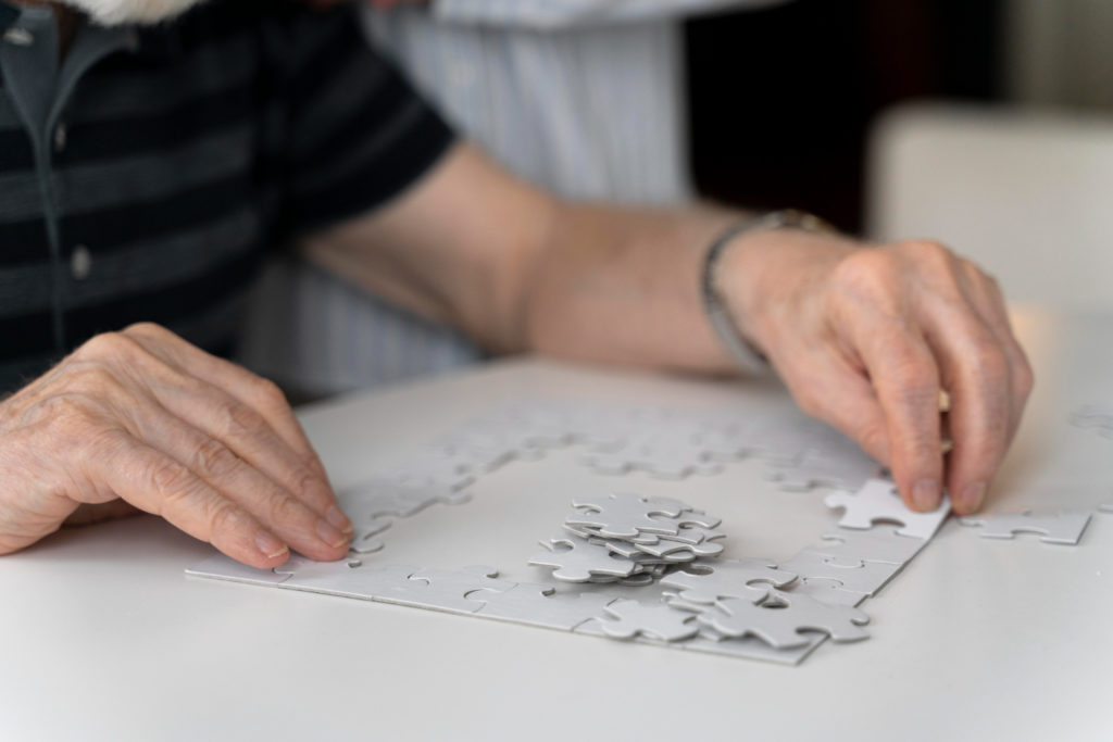 Personne âgée faisant un puzzle