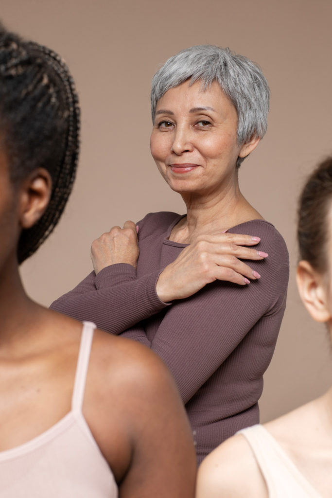 Dame âgée en cours de yoga