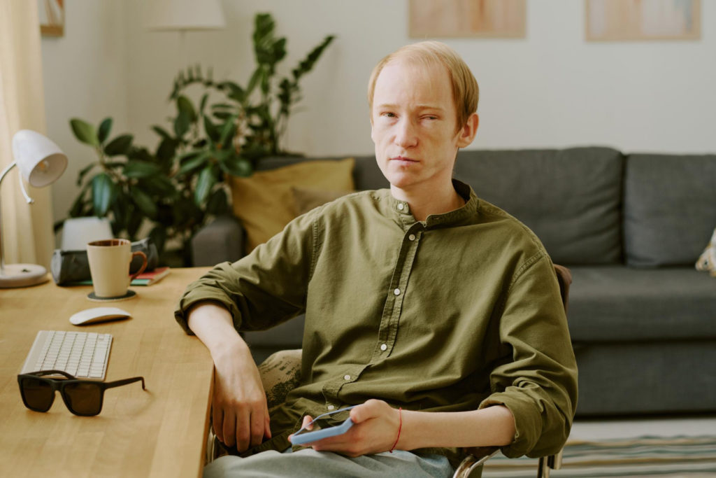 Jeune adulte en situation de handicap illustrant la désinstitutionalisation