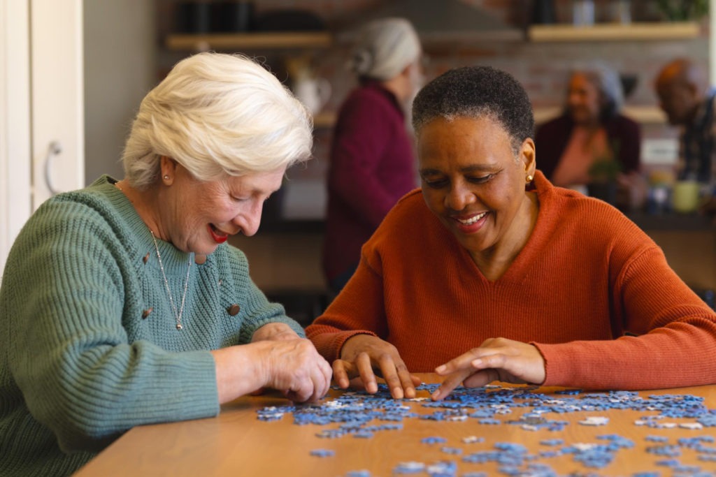 Personnes âgées faisant un puzzle