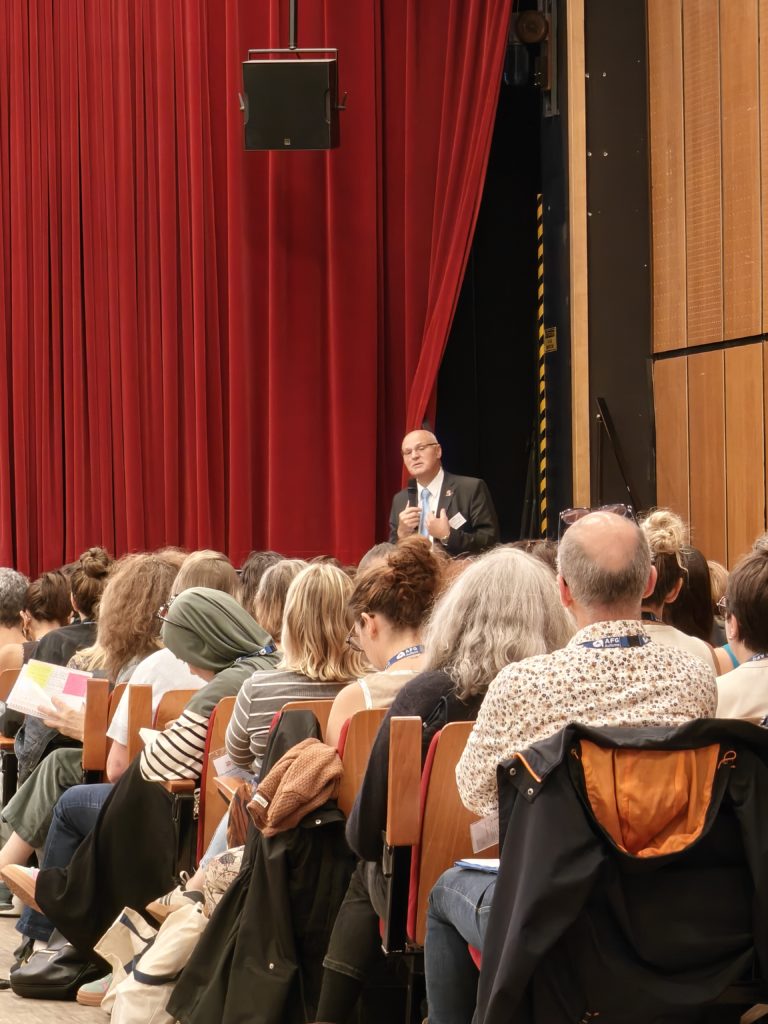 André Masin devant la foule