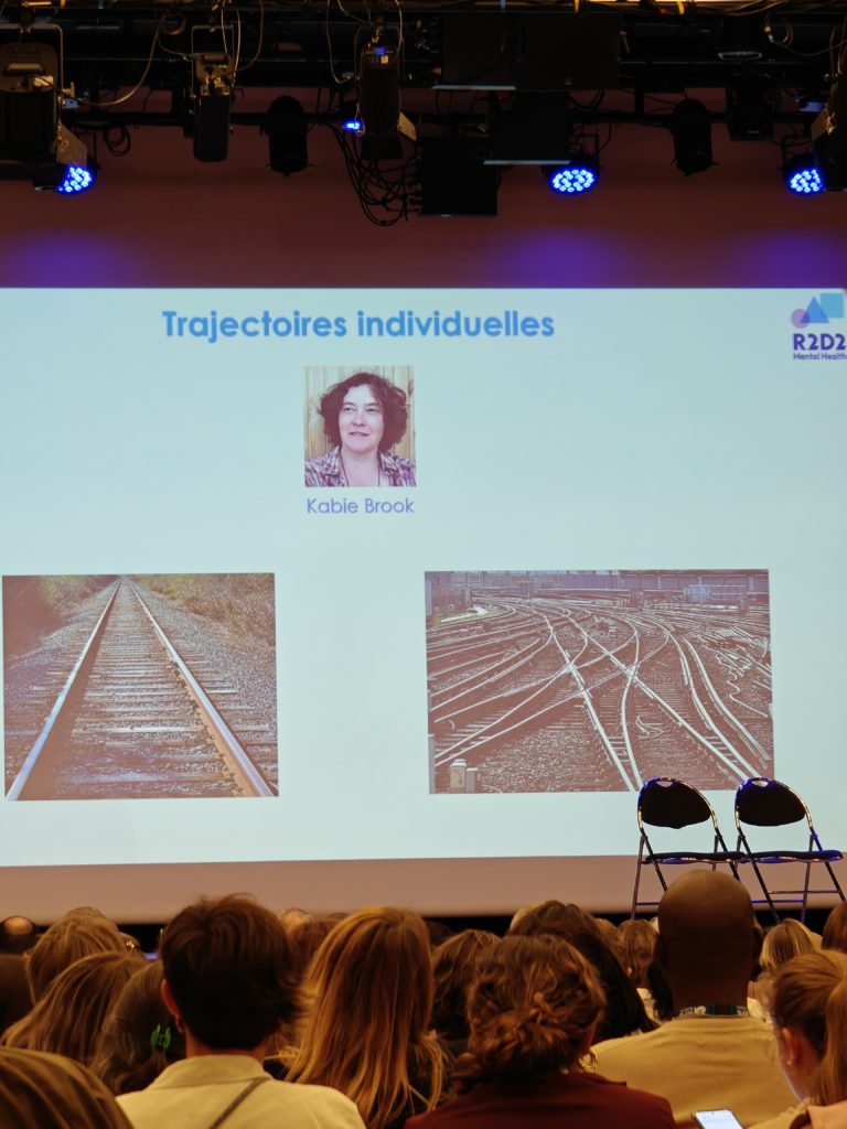 Image illustrant la génétique et les parcours de vie et les trajectoires individuelles avec des rails de trains