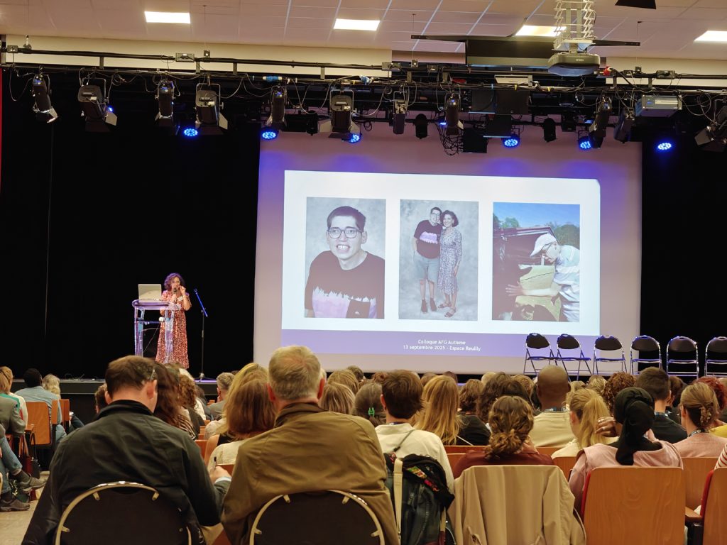 Marie Pillez lors de sa présentation avec des images de Jean-Baptiste, son fils