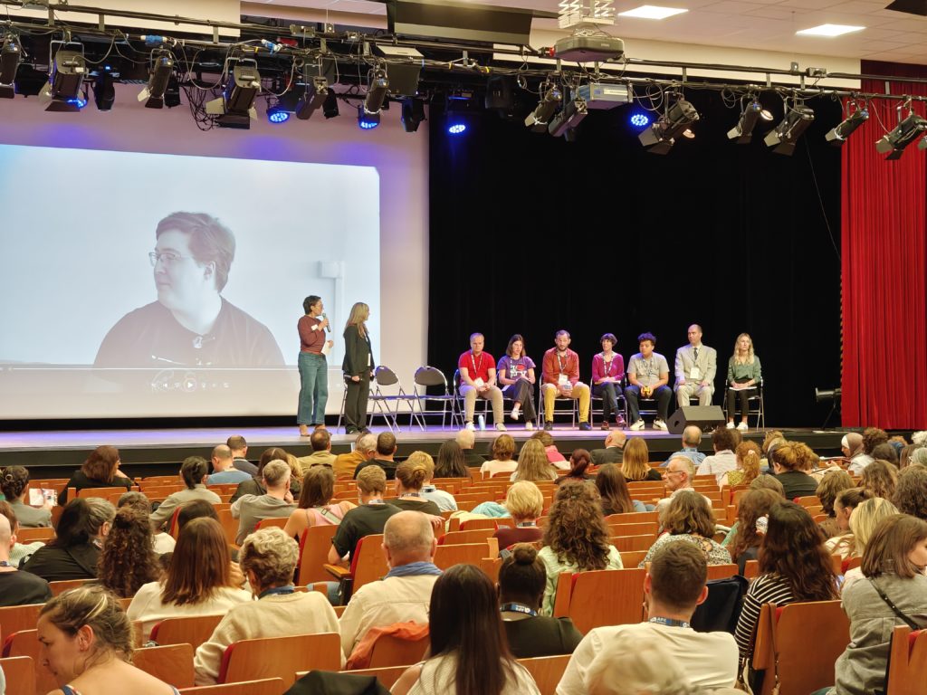 Table ronde lors du colloque AFG Autisme. Le thème de la désinstitutionalisation a été évoqué