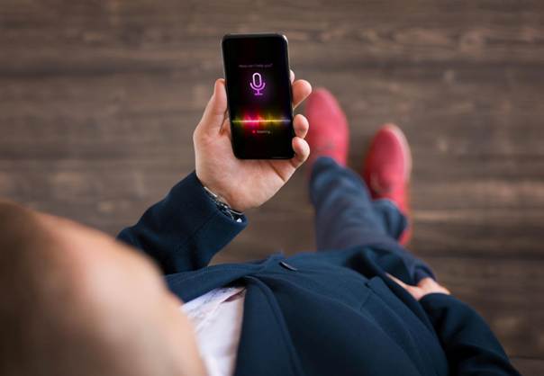 Téléphone portable affichant un assistant vocal