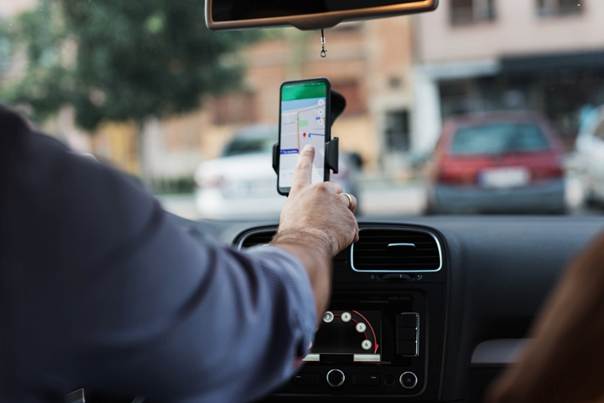 Conducteur de taxi programmant son GPS