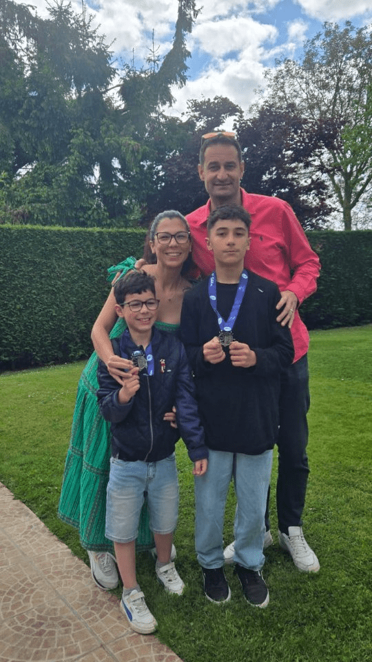 La famille avec Mirtha, Laurent, Diego et Émilio pour rendre visible l'invisible