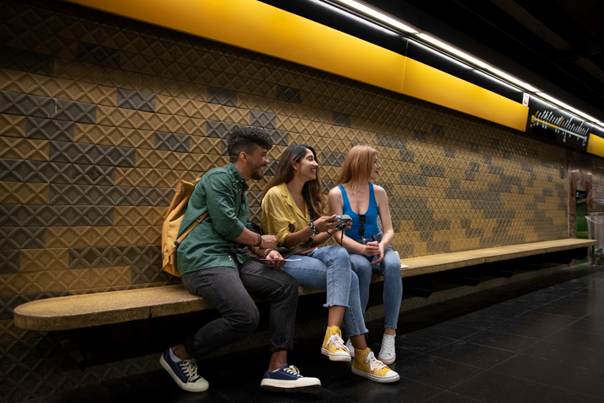 Trois personnes attendant le métro