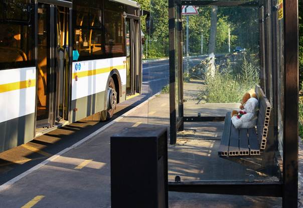Des peluches sur le banc d'un abribus