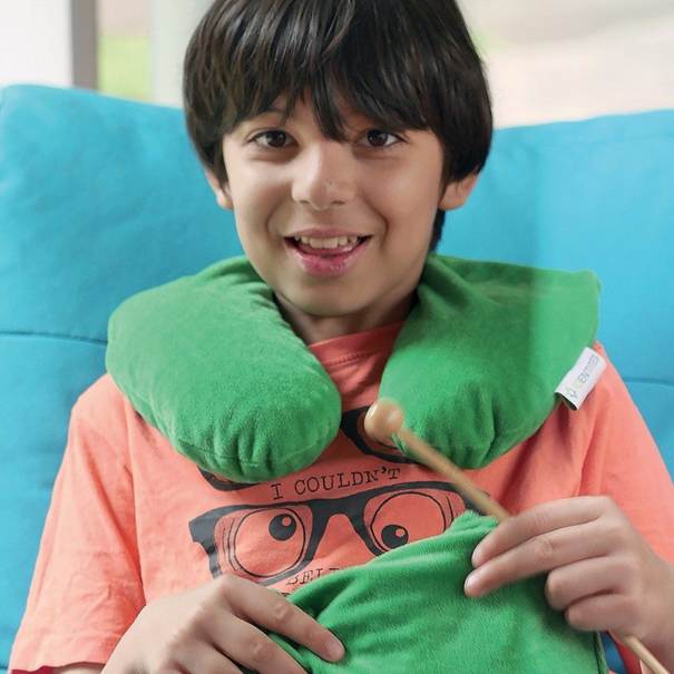 Enfant avec un coussin lesté autour du cou