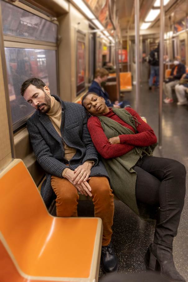 Deux personnes endormis dans les transports en commun