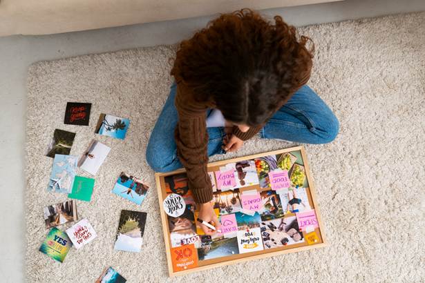Jeune femme avec un tableau moodboard