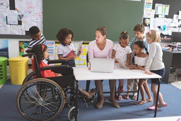 Classe avec une élève en situation de handicap